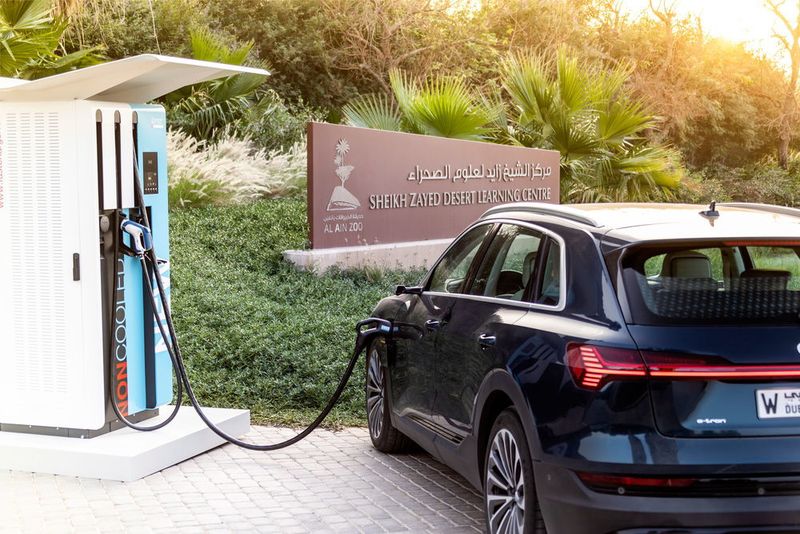Fürs Aufladen gibt es übrigens verschiedene Systeme, und der E-Tron ist sogar für induktives Laden ausgelegt. (Audi)