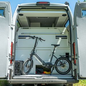 Da sich der hintere Bereich während der Fahrt hochklappen lässt, lassen sich hier sogar zwei Fahrräder transportieren.(Bild:  La Strada)