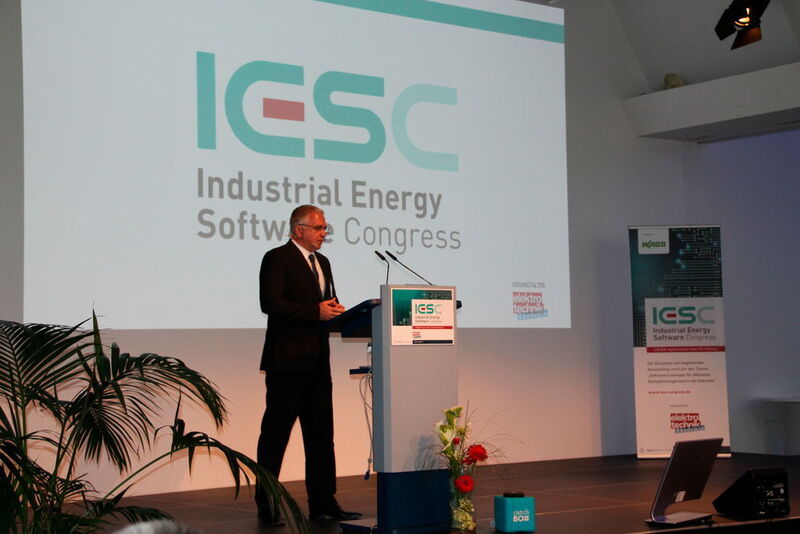 elektrotechnik Publisher Bernd Weinig begrüßte die Teilnehmer des Industrial Energy Software Congress 2016 in Würzburg und führte durch die Veranstaltung. (elektrotechnik/Sariana Kunze)