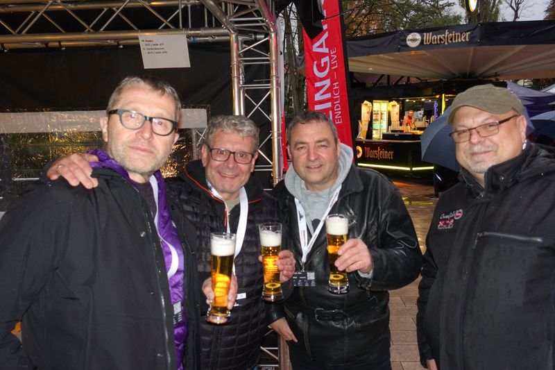 Mir liegt ja ein Spruch auf der Zunge, aber ich habe den jungen Hüpfern versprochen, dass ich mir keinen Kommentar einfallen lasse! (Bild: IT-BUSINESS)