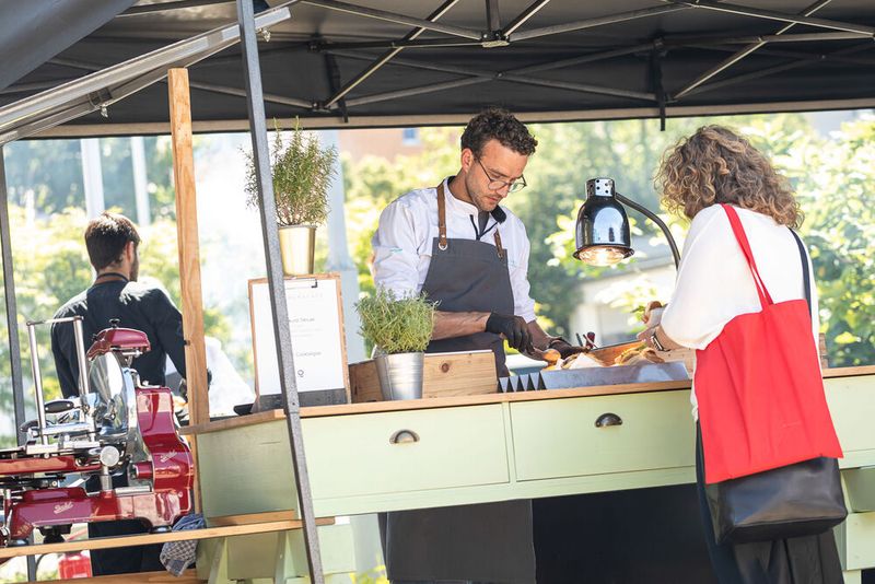 Steckverbinderkongress 2022: Das Get together am 4. Juli 2022 und die Abendveranstaltung am 5. Juli 2022 auf dem Vogel-Campus boten viele Gelegenheiten sich in entspannter Atmosphäre auszutauschen und zu netzwerken. Schon so manches Projekt nahm hier seinen Anfang. (Bild: Elektronikpraxis)