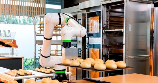 Fanuc, Wanzl und Wiesheu haben das Cobot-System Bakisto geschaffen. Es handelt sich quasi um einen elektromechanischen Backgehilfen mit künstlicher Intelligenz, der den Bäckereimitarbeitern nicht nur attraktivere Arbeitszeiten bescheren kann ... Fanuc, Wanzl und Wiesheu haben das Cobot-System Bakisto geschaffen. Es handelt sich quasi um einen elektromechanischen Backgehilfen mit künstlicher Intelligenz, der den Bäckereimitarbeitern nicht nur attraktivere Arbeitszeiten bescheren kann ...