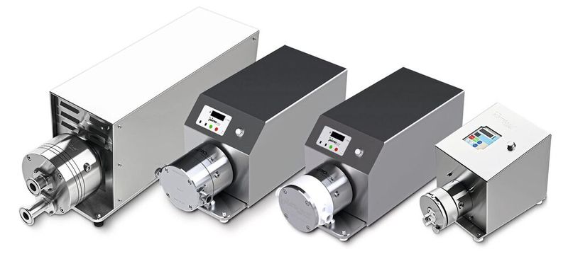 Produktschonende Förderung und Dosierung in Biopharma-Prozessen: Quattroflow Vierkolben-Membranpumpen mit Multi-Use- und Single-Use-Pumpenköpfen in verschiedenen Baugrößen. (Bild: AxFlow)