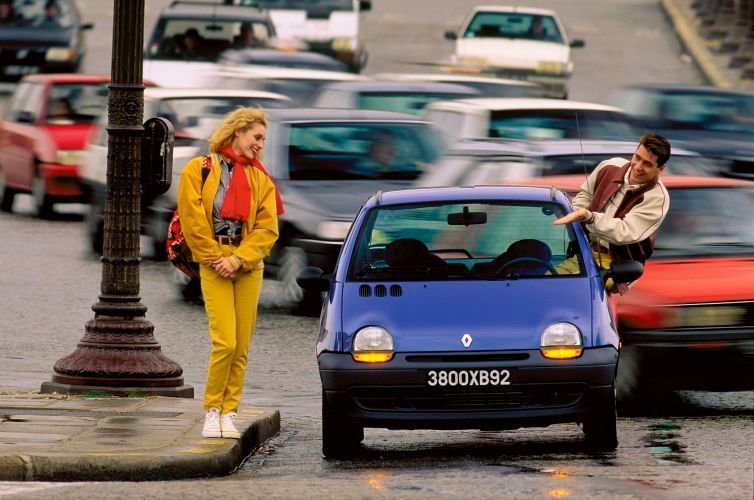 1992 debütierte der Renault Twingo auf der „Mondial de l’Automobile” in Paris. Der Kleinwagen mit dem Konzept eines Monospace, charmanten Kulleraugen und zwei weit öffnenden Türen war eine Sensation und er eroberte die Herzen vieler Käufer(innen) im Sturm. Im Innenraum bietet der Twingo reichlich Platz. Besonderer Clou ist die um 17 Zentimeter in Längsrichtung verschiebbare Rücksitzbank – je nachdem, ob mehr Fuß- oder Kofferraum benötigt wird.  (Renault)