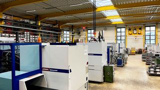Blick in die Sprühgerätefertigung bei Mesto. Mittlerweile stehen dort 11 Spritzgießmaschinen von Wittmann Battenfeld, teilweise ausgestattet mit Wittmann-Robotern. (Bild: Mesto)