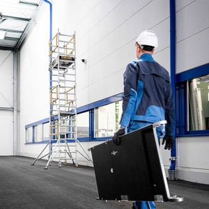 Mit dem Flexxtower von Günzburger Steigtechnik erreicht man ganz allein und in kürzester Zeit Arbeitshöhen von bis zu 6,10 Metern.(Bild:  Munk Günzburger Steigtechnik)