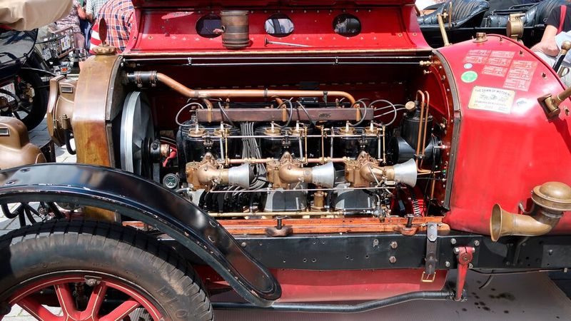 Sein Sechszylinder besitzt 8,6 Liter Hubraum und wird über drei Vergaser beatmet. (Bild: Diehl)