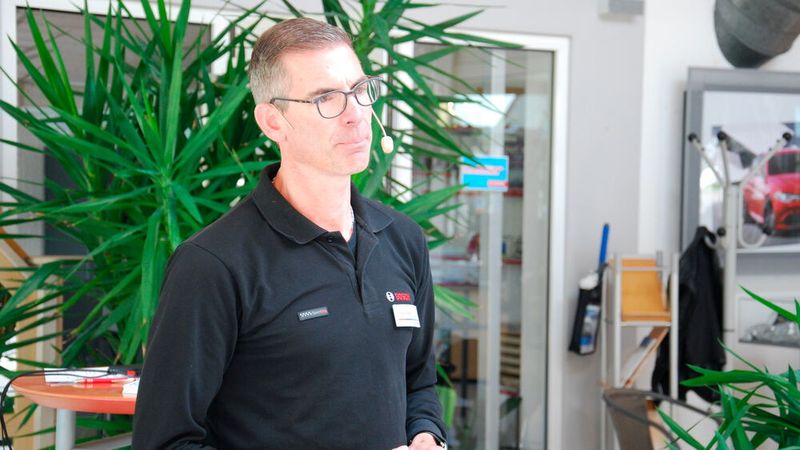 Daniel Pötzsch von der Robert Bosch GmbH, erläuterte, warum Betriebe Kalibrier- und Justagevorrichtungen für Fahrerassistenzsysteme (FAS) benötigen.  (Bild: Wenz|»Fahrzeug+Karosserie«)