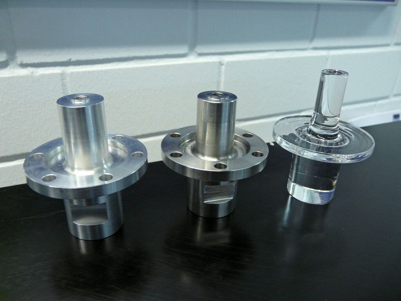 Schallleiter zwischen Sonotrode und Piezoaktor des Werkzeuges aus Aluminium, aus Stahl und aus Quarzglas (von links). (Bild: iwb)