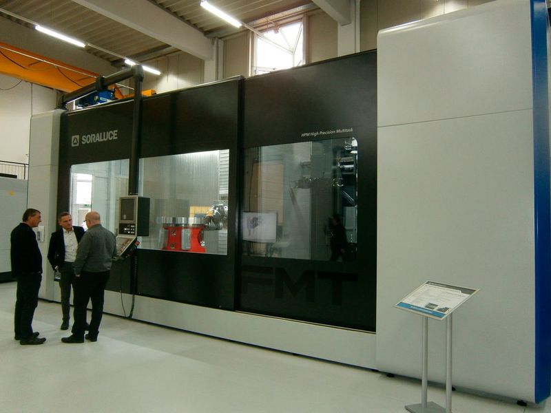 Eine FMT 4000 mit DAS+ und Multitaskingfähigkeit demonstriert die Bearbeitung eines komplexen Werkstücks... (Königsreuther)