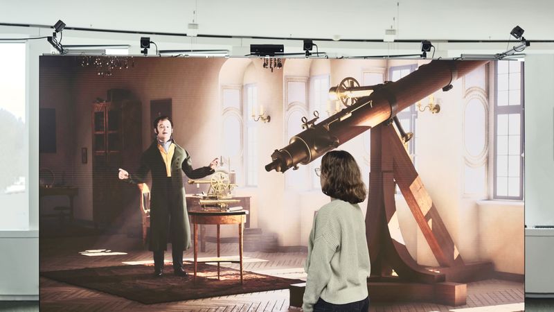 Auf der Hannover Messe 2026 konnten sich Besucher mit dem digitalen Zwilling von Joseph von Fraunhofer unterhalten – das Metaverse und KI machen es möglich. (Bild:  Fraunhofer-Gesellschaft)