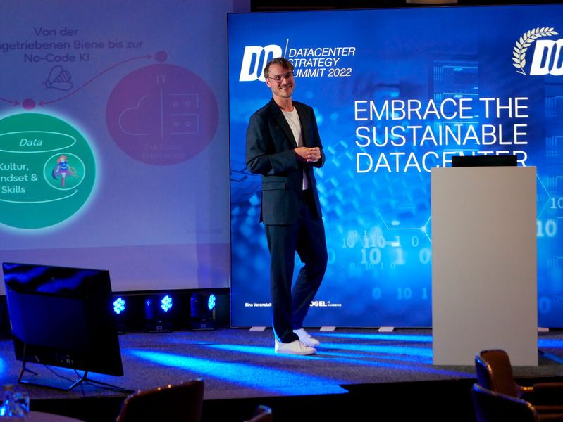 Karl Hausdorf von Fujitsu berichtete in seinem Vortrag von der Data-driven Transformation Strategy – und dem Customer Experience Lab. (Bild: Medien GmbH)