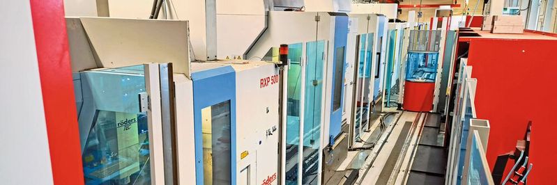 In der getakteten ZF-Fertigungslinie für das Hartfräsen stehen vier Röders-Fräsbearbeitungszentren sowie eine Koordinatenmessmaschine. Ganz hinten die Schleuse zur Funkenerosionslinie. In der getakteten ZF-Fertigungslinie für das Hartfräsen stehen vier Röders-Fräsbearbeitungszentren sowie eine Koordinatenmessmaschine. Ganz hinten die Schleuse zur Funkenerosionslinie.