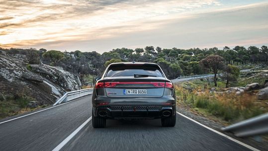 So sieht der RS Q8 von hinten aus, wenn er mit seinen bis zu 640 PS an einem anderen Fahrzeug vorbeigezogen ist.(Bild:  Audi AG)