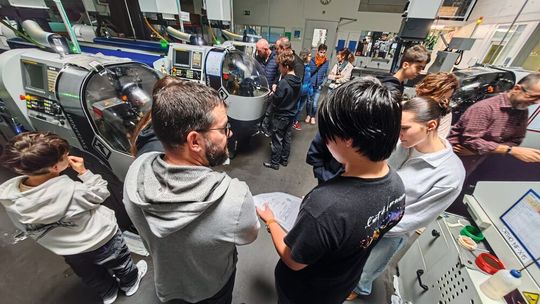 Un apprenti de 3e année passionné qui explique les tolérances d'une pièce sur un plan.(Source :  Pierre-Yves Kohler)