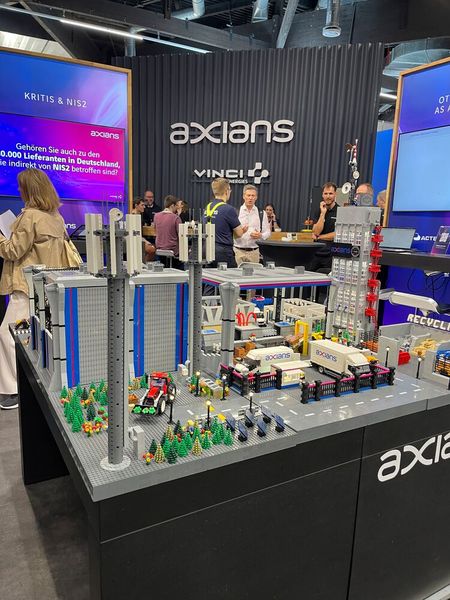 OT war ein Riesenthema auf der it-sa - so auch am Stand von Axians. (Bild: Vogel IT-Medien)