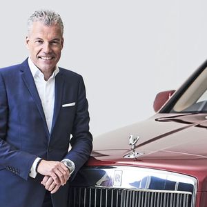Chef der Edelmarke bleibt weiterhin Torsten Müller-Ötvös, der steigende Absatzzahlen an die Zentrale der BMW Group melden kann.(Bild:  Rolls-Royce)