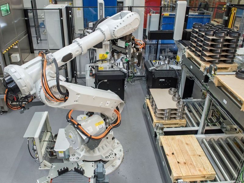 Auf Basis von 3D-Druck-Technologien versucht SKF sogar, die Werkzeuge für ihre Roboter so zu optimieren, dass die Roboter verschiedene Aufgaben übernehmen und dadurch Zeit sparen können. (SKF)