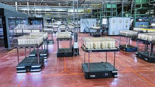 Bei einem Teehersteller versorgen 77 Fahrerlose Transportsysteme des Herstellers Carrybots Verpackungsmaschinen mit Nachschub. Damit sie dabei nicht schlapp machen, werden sie automatisch kabellos aufgeladen. (Bild: Delta Electronics)