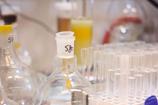 Chemische Synthese verwandelt einfache Moleküle in komplexe und wertvolle Produkte. Chemische Synthese verwandelt einfache Moleküle in komplexe und wertvolle Produkte.