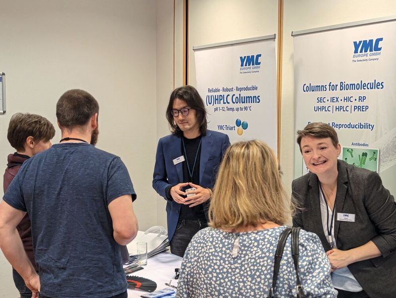 So viel direkte und kompetente Beratung wie beim Praxistag HPLC ist im Regelfall kaum zu finden. Bei YMC beraten Dr. Feiyang Li und seine Kollegin zu bioinerten Säulen. (Bild: VCG – Lüttmann)