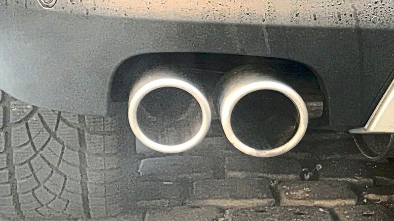 Klassisches Abgas könnte auch über das Jahr 2035 hinaus aus Neuwagen entweichen. Das komplette Verbrenner-Aus steht endgültig vor dem Aus.(Bild:  Seyerlein)