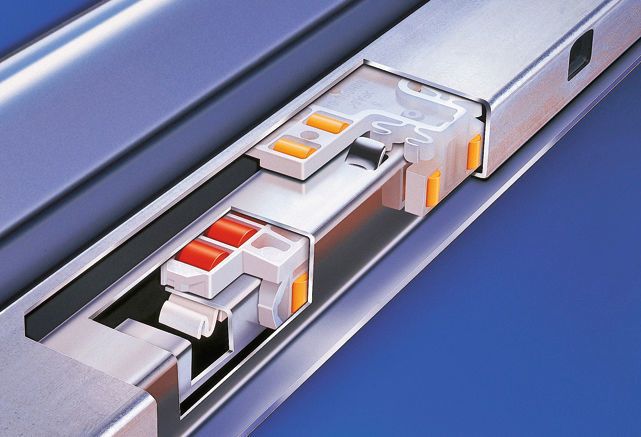 Produktbeispiel: Die von Blum entwickelte Tandem-Schwebelauf- führung mit hochwertigen Kunststoffwalzen sorgt für einen besonders sanften Lauf von Schubladen. (Blum)