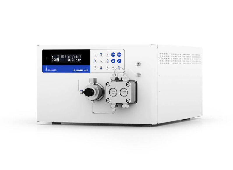 La pompe Blue Shadow Pump 40P dispose, entre autres, d'accessoires en option tels qu'un système de rinçage automatique du piston arrière, une tête de pompe à température régulable et un débitmètre massique à effet Coriolis. (Image :Knauer)