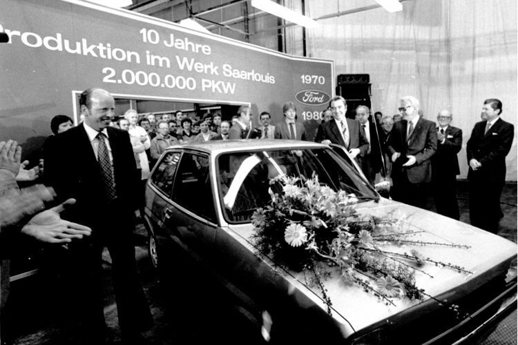 Zum zehnjährigen Werksjubiläum läuft das zweimillionste Fahrzeug – ein Fiesta – vom Band. (Ford AG)