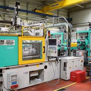 Ebenso für einen Startpreis von 2.000 Euro kann man bei der Versteigerung dieser Spritzgießmaschine einsteigen. Es handelt sich um eine Arburg-Allrounder 24C800-250 mit 800 Kilonewton Schließkraft. Baujahr 2003.(Bild:  HT)