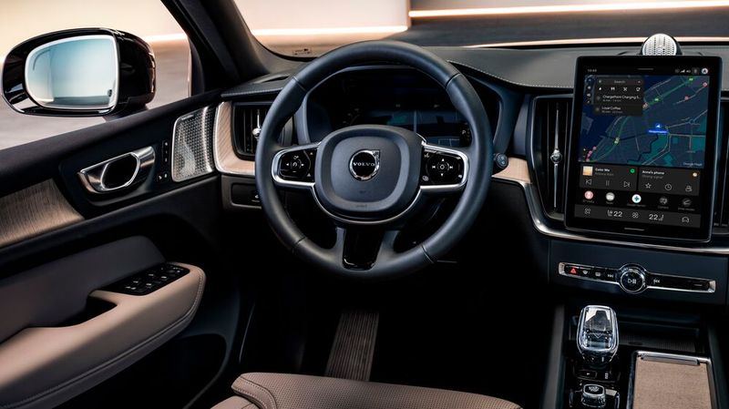 Der zentrale Bildschirm sitzt jetzt leicht versetzt, es wirkt als ob er vor dem Armaturenbrett schweben würde. (Bild: Volvo)