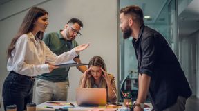 Fachkräftemangel, hohe Fluktuation, Erschöpfung: Das sind laut Pegasystems direkte Folgen von schlechten IT-Systemen. So bremst Legacy-Technoloigie die Arbeit aus. (Bild: © Zamrznuti tonovi - stock.adobe.com)