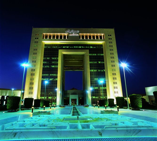 Platz 4: SABIC, Saudi-Arabien  Der saudi-arabische Chemie- und Metallkonzern Saudi Basic Industries Corporation (kurz SABIC) erwirtschaftete im vergangenen Geschäftsjahr 2011 einen Gewinn von 6,02 Milliarden Euro bei 39,08 Milliarden Euro Umsatz. Als einziges Chemieunternehmen nach BASF, Dow Chemical und LyondellBasell rangiert SABIC auf Platz 210 der Fortune Global 500. Das Ranking zeigt die 500 umsatstärksten Unternehmen weltweit. Die Hauptverwaltung von SABIC ist in der saudi-arabischen Hauptstadt Riad (Bild). (Bild: SABIC)