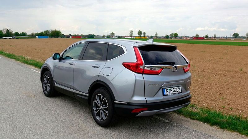 10. Das Konzept: Am Ende der Testfahrten ließ uns der Honda CR-V etwas ratlos zurück. Einerseits eignet er sich mit seiner Größe, dem guten Platzangebot und dem hohen Fahrkomfort eindeutig als Familienauto, das auch längere Urlaubsreisen souverän wegstecken würde. Wenn nicht der Antrieb eindeutig auf die Nutzung im Stadtverkehr optimiert wäre. Es sieht so aus, als hätte sich Honda mit seiner Fokussierung auf ein einziges Antriebskonzept unnötig Fesseln angelegt.  (Bild: Rosenow/»kfz-betrieb«)