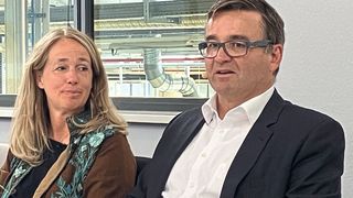 Susanne Kunschert und Thomas Pilz, geschäftsführende Gesellschafter von Pilz, berichten anlässlich der Jahrespressekonferenz über das abgelaufene Geschäftsjahr 2023. (Bild: Sariana Kunze/VCG)