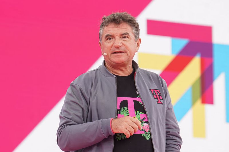 Ferri Abholhassan, Geschäftsführer Service Telekom Deutschland, sprach zum Thema „Digital denken, empathisch lenken“ (© Deutsche Telekom)
