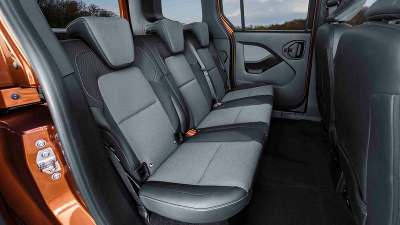 Die Rückbank bietet drei ausgeformte Sitzplätze. (Bild: Renault)