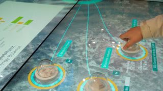 Mittels eines interaktiven Modells stellte Siemens seine Version der Energiesteuerung vor. (Rebecca Vogt)