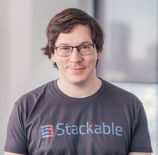 „Bei proprietären Anbietern muss man Vertrauen haben, während man bei Open Source die Kontrolle hat - und das ist bekanntlich besser.“ sagt Lars Francke, CTO und Mitgründer von Stackable.(Bild:  Stackable)