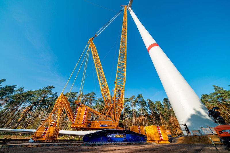 Darüber hinaus wurden auch die Konstrukteure mit Ansys-Werkzeugen zur Live-Simulation ausgerüstet, über die sie im Konstruktionsprozess selbständig Trendaussagen für ihre Modelle durchführen können. Hier ist ein Gittermast-Raupenkran zu sehen. (Liebherr-Werk Ehingen)