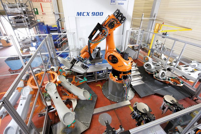 Bild 1: Der Roboter be- und entlädt die Werkzeugmaschine. Dabei nimmt er abwechselnd die Komponenten Schwinge (links) oder Karussell (rechts). (Bild: Kuka)
