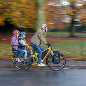 Die starken E-Bikes von Tern Bicycles vermitteln ein sicheres, komfortables Fahrgefühl – sogar dann, wenn Kind(er) oder schweres Gepäck mit an Bord sind.(Bild:  Tern Bicycles)