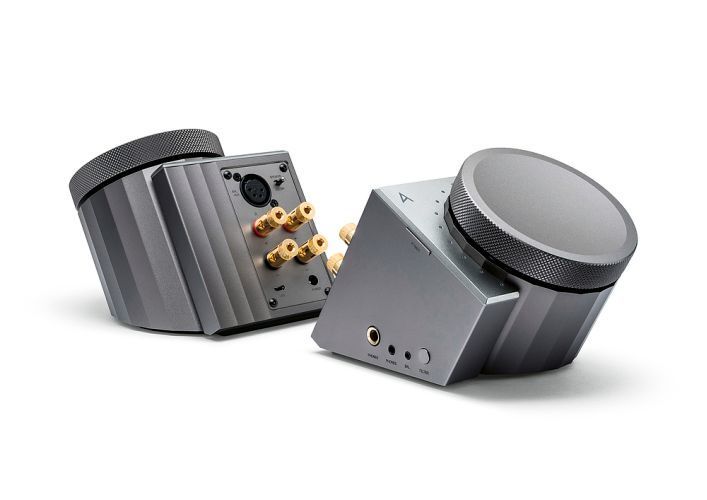 Red Dot Produktdesign 2018: Der Desktop-Kopfhörer-Verstärker AK Acro L1000 des koreanischen Herstellers Iriver verbessert die Klangqualität und die Ausgabe des Tonsignals von einem Musikwiedergabegerät. Das Design mit einem Zylinder, der auf einer viereckigen Säule ruht, wurde vom griechischen Parthenon inspiriert. Da das Produkt aus Aluminium besteht, liefert es einen ausgewogenen Klang und besitzt das nötige Gewicht, um stabil aufgestellt zu werden. Der große Lautstärkeregler lässt sich leicht bedienen und ist ein wichtiges gestalterisches Merkmal (www.iriver.com). 
Begründung der Jury: Eine eigene Ästhetik, die eine hohe Wertigkeit vermittelt, zeichnet den AK Acro L1000 aus. Darüber hinaus benötigt er nur wenig Stellfläche und lässt sich intuitiv bedienen.
 (Red Dot/Iriver)