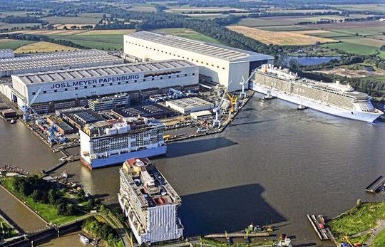 Handbreit Wasser unterm Kiel! Die Meyer-Werft kann Erfreuliches berichten. Nämlich, dass sie bis Ende 2023 keine Arbeitsplätze abbauen wird.(Bild:  Meyer-Werft)