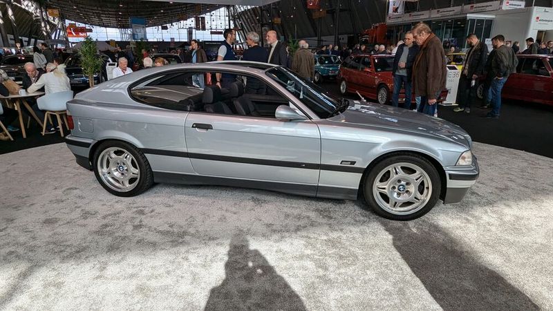 BMW entwickelte mit dem Karmann 1998 ein Freizeitfahrzeug auf Basis der BMW-3er-Reihe Compact. Auch dieses Modell erhielt natürlich ein Klappdach. Zwei feste Dachteile konnten zurückgeschoben und in den Innenraum gelegt werden. Dadurch war der Wagen ganz nach Wunsch in einen Pick-up, ein Coupé oder ein Cabriolet zu verwandeln.  (Bild: Dominsky – VCG)
