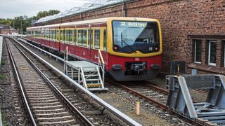 Schießt die öffentliche Hand kein Geld nach, könnte der eine oder andere Nahverkehrszug bald länger stehen. (Berliner S-Bahn / Kevin Prince / CC BY-SA 2.0)