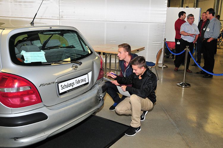 Auch eine Prüfung an der Karosserietechnik konnten sich die Teilnehmer anschauen. (Foto: Schmidt)