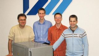 Das Projektteam „Proton“ mit dem fertigen Brennstoffzellenmodul: Marc Dumon (Verfahrenstechnik), Michael Milde (Projektmanagement), Andreas Roth (Elektrotechnik) und Michael Fabritius (Mechanische Konstruktion) (Archiv: Vogel Business Media)