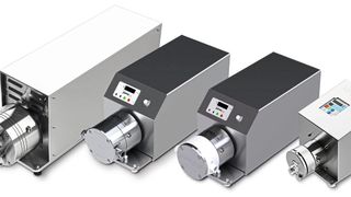 Produktschonende Förderung und Dosierung in Biopharma-Prozessen: Quattroflow Vierkolben-Membranpumpen mit Multi-Use- und Single-Use-Pumpenköpfen in verschiedenen Baugrößen. (Bild: AxFlow)