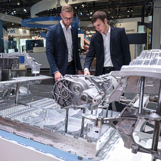 Fertigungstechnische Lösungen für Elektromobilität werden konsequent in die strategische Ausrichtung der Unternehmen integriert. Fertigungstechnische Lösungen für Elektromobilität werden konsequent in die strategische Ausrichtung der Unternehmen integriert.
